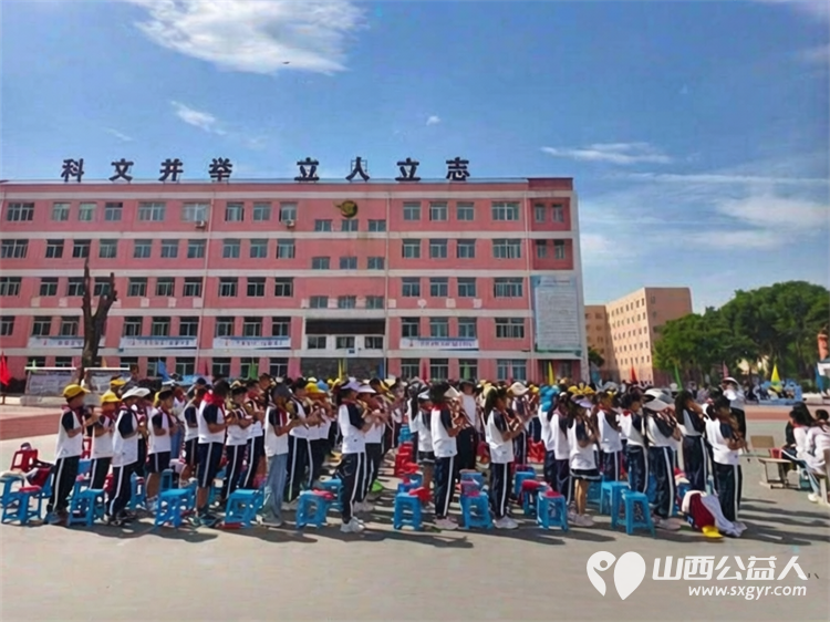 尖草坪区柏板乡上薛小学应邀城乡教育共同体尖草坪区科技实验小学参加毕业季系列活动接受礼物参观学习 - 第2张 - 山西公益人 尖草坪区柏板乡上薛小学应邀城乡教育共同体尖草坪区科技实验小学参加毕业季系列活动接受礼物参观学习 - 第2张