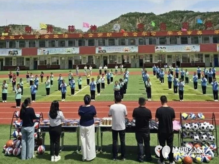 这个儿童节我们这样过|爱心捐赠进校园温情相伴助成长石楼县青年志愿者协会联合爱心组织走进石楼县希望小学开展微光点亮童梦爱心欢度六一公益捐赠活动以暖心善意为孩子们的节日添彩 - 第5张 - 山西公益人 这个儿童节我们这样过|爱心捐赠进校园温情相伴助成长石楼县青年志愿者协会联合爱心组织走进石楼县希望小学开展微光点亮童梦爱心欢度六一公益捐赠活动以暖心善意为孩子们的节日添彩 - 第5张