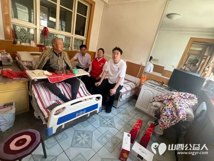 端午敬老情 忻州志愿者冯丽和中国好人郭泽鹏前往五台县城看望慰问91岁卧床老人张文成为老人送上端午粽子和纯牛奶细心询问老人的身体状况与生活情况 - 第1张 - 山西公益人 端午敬老情 忻州志愿者冯丽和中国好人郭泽鹏前往五台县城看望慰问91岁卧床老人张文成为老人送上端午粽子和纯牛奶细心询问老人的身体状况与生活情况 - 第1张