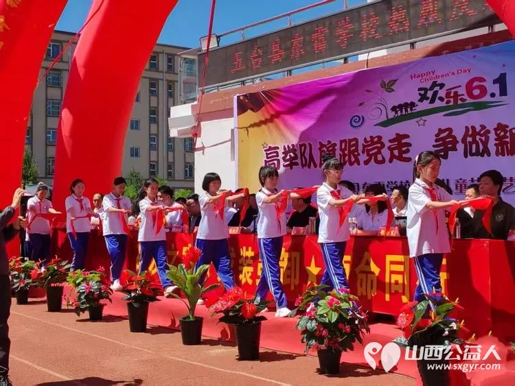 六一童心暖 忻州最美志愿者冯丽中国好人郭泽鹏六一儿童节双楷模携手走进五台东雷学校为孩子们送去爱心学习用品让孩子们欢乐过六一 - 第4张 - 山西公益人 六一童心暖 忻州最美志愿者冯丽中国好人郭泽鹏六一儿童节双楷模携手走进五台东雷学校为孩子们送去爱心学习用品让孩子们欢乐过六一 - 第4张
