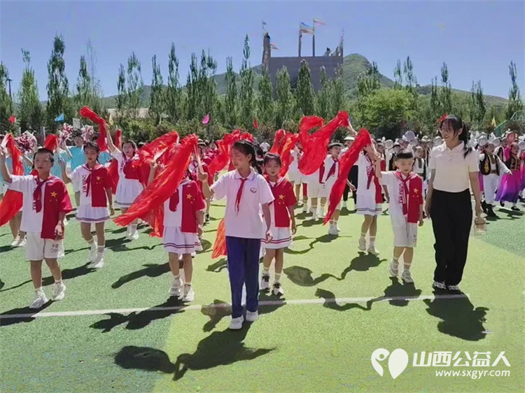 六一童心暖 忻州最美志愿者冯丽中国好人郭泽鹏六一儿童节双楷模携手走进五台东雷学校为孩子们送去爱心学习用品让孩子们欢乐过六一 - 第10张 - 山西公益人 六一童心暖 忻州最美志愿者冯丽中国好人郭泽鹏六一儿童节双楷模携手走进五台东雷学校为孩子们送去爱心学习用品让孩子们欢乐过六一 - 第10张