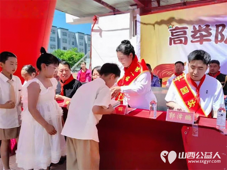 六一童心暖 忻州最美志愿者冯丽中国好人郭泽鹏六一儿童节双楷模携手走进五台东雷学校为孩子们送去爱心学习用品让孩子们欢乐过六一 - 第7张 - 山西公益人 六一童心暖 忻州最美志愿者冯丽中国好人郭泽鹏六一儿童节双楷模携手走进五台东雷学校为孩子们送去爱心学习用品让孩子们欢乐过六一 - 第7张