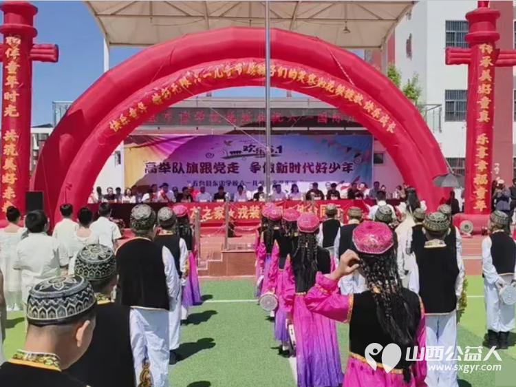 六一童心暖 忻州最美志愿者冯丽中国好人郭泽鹏六一儿童节双楷模携手走进五台东雷学校为孩子们送去爱心学习用品让孩子们欢乐过六一 - 第2张 - 山西公益人 六一童心暖 忻州最美志愿者冯丽中国好人郭泽鹏六一儿童节双楷模携手走进五台东雷学校为孩子们送去爱心学习用品让孩子们欢乐过六一 - 第2张