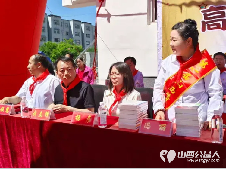 六一童心暖 忻州最美志愿者冯丽中国好人郭泽鹏六一儿童节双楷模携手走进五台东雷学校为孩子们送去爱心学习用品让孩子们欢乐过六一 - 第9张 - 山西公益人 六一童心暖 忻州最美志愿者冯丽中国好人郭泽鹏六一儿童节双楷模携手走进五台东雷学校为孩子们送去爱心学习用品让孩子们欢乐过六一 - 第9张