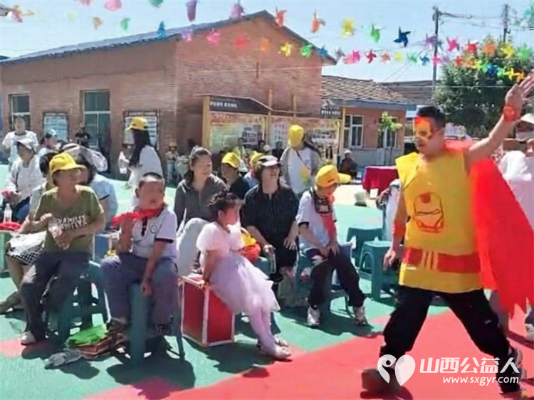 六一暖心行｜晋中市太谷区心连心志愿者协会走进太谷区特殊教育学校以关爱守护星光童心为孩子们送上水果拼盘高糕枣酥礼盒节日零食礼包亲手将礼物递到每一个孩子手中 - 第11张