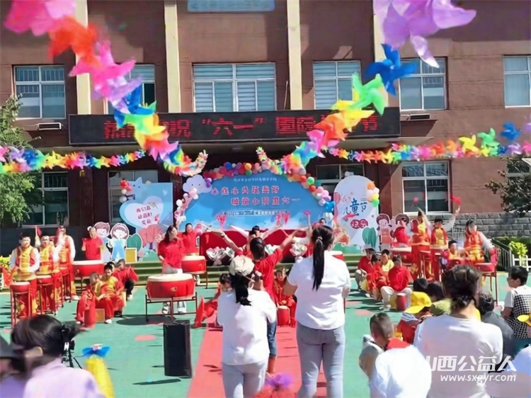 六一暖心行｜晋中市太谷区心连心志愿者协会走进太谷区特殊教育学校以关爱守护星光童心为孩子们送上水果拼盘高糕枣酥礼盒节日零食礼包亲手将礼物递到每一个孩子手中 - 第9张