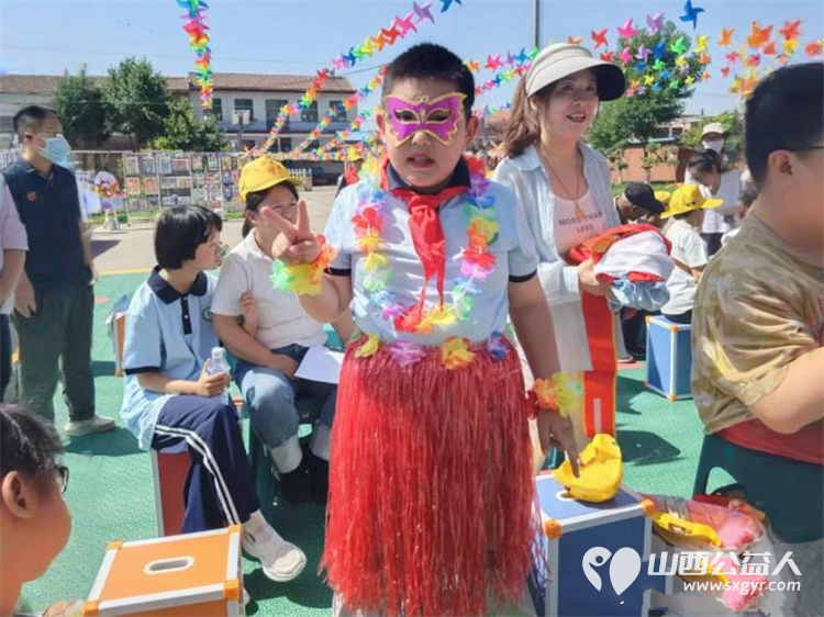 六一暖心行｜晋中市太谷区心连心志愿者协会走进太谷区特殊教育学校以关爱守护星光童心为孩子们送上水果拼盘高糕枣酥礼盒节日零食礼包亲手将礼物递到每一个孩子手中 - 第10张