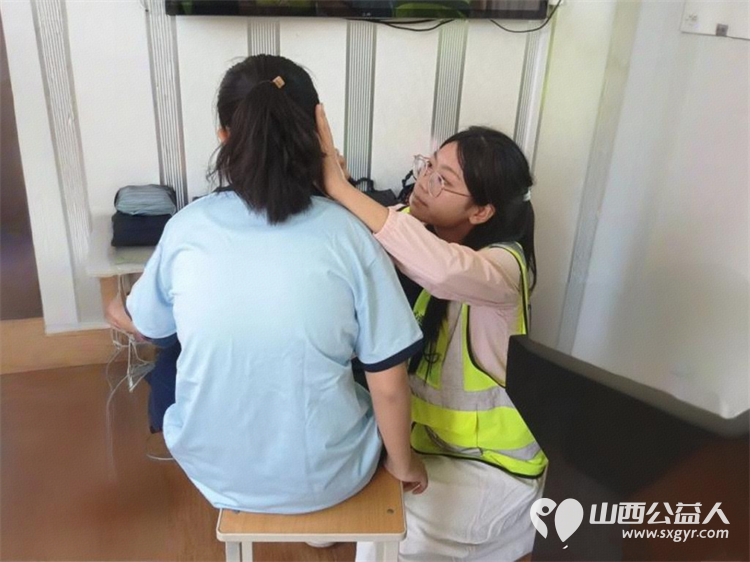 六一暖心行｜晋中市太谷区心连心志愿者协会走进太谷区特殊教育学校以关爱守护星光童心为孩子们送上水果拼盘高糕枣酥礼盒节日零食礼包亲手将礼物递到每一个孩子手中 - 第5张