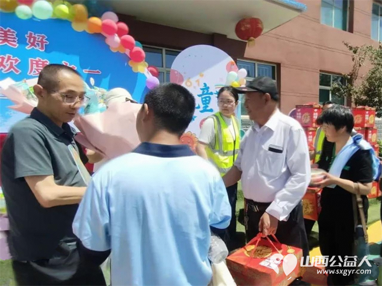 六一暖心行｜晋中市太谷区心连心志愿者协会走进太谷区特殊教育学校以关爱守护星光童心为孩子们送上水果拼盘高糕枣酥礼盒节日零食礼包亲手将礼物递到每一个孩子手中 - 第15张