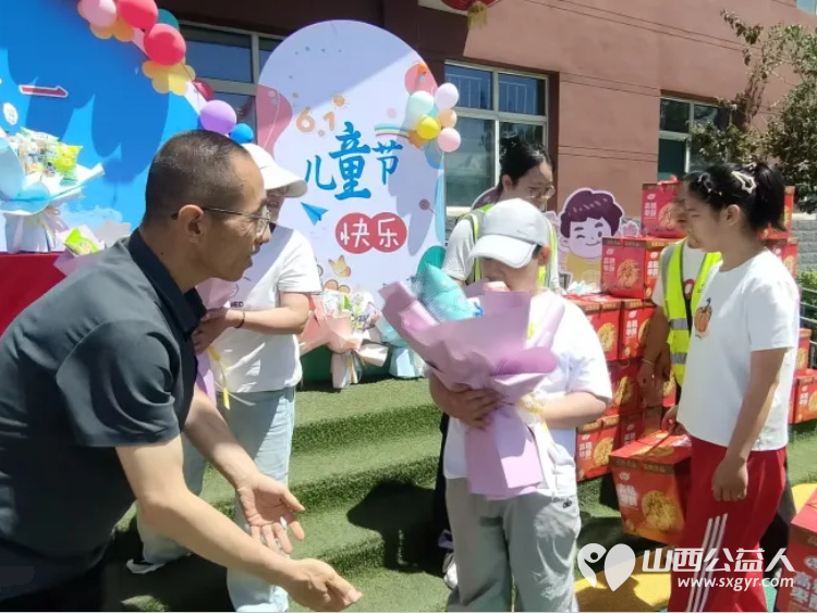 六一暖心行｜晋中市太谷区心连心志愿者协会走进太谷区特殊教育学校以关爱守护星光童心为孩子们送上水果拼盘高糕枣酥礼盒节日零食礼包亲手将礼物递到每一个孩子手中 - 第14张