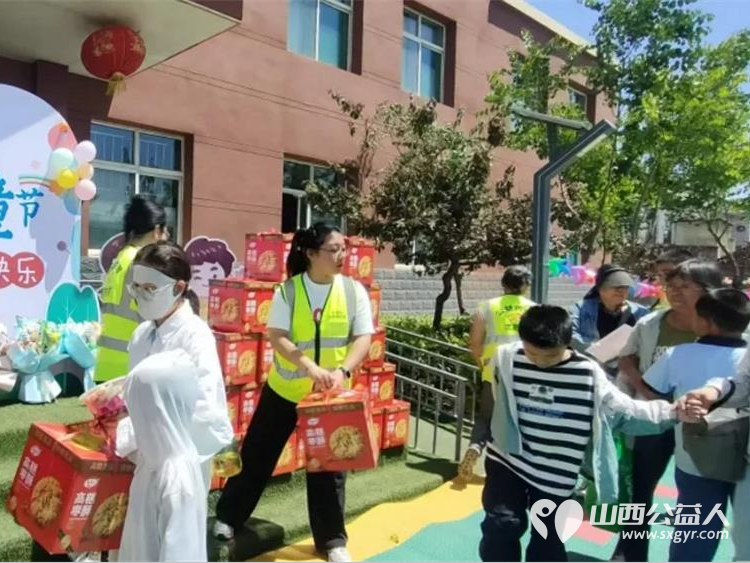 六一暖心行｜晋中市太谷区心连心志愿者协会走进太谷区特殊教育学校以关爱守护星光童心为孩子们送上水果拼盘高糕枣酥礼盒节日零食礼包亲手将礼物递到每一个孩子手中 - 第12张