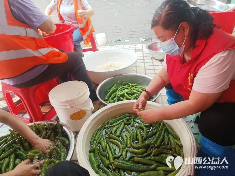 志愿暖人心锦旗寄真情 湖南石门壶瓶山灾民们感谢山西忻州志愿者冯丽:抗洪救灾显大爱 心系灾民送真情 - 第5张 - 山西公益人 志愿暖人心锦旗寄真情 湖南石门壶瓶山灾民们感谢山西忻州志愿者冯丽:抗洪救灾显大爱 心系灾民送真情 - 第5张