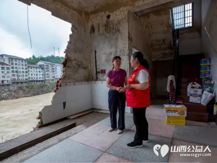 志愿暖人心锦旗寄真情 湖南石门壶瓶山灾民们感谢山西忻州志愿者冯丽:抗洪救灾显大爱 心系灾民送真情 - 第4张 - 山西公益人 志愿暖人心锦旗寄真情 湖南石门壶瓶山灾民们感谢山西忻州志愿者冯丽:抗洪救灾显大爱 心系灾民送真情 - 第4张