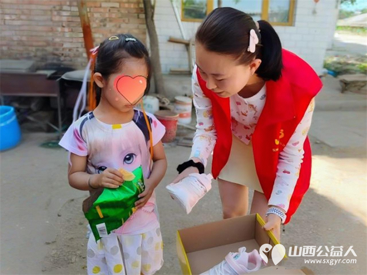 爱心传扬守望花开----忻州市爱心公益协会走进庄磨镇新社村为赵鸿宇、赵思雨、赵雨佳三名孩童送上节日关怀用温情陪伴守护他们的纯真童年 - 第20张 - 山西公益人 爱心传扬守望花开----忻州市爱心公益协会走进庄磨镇新社村为赵鸿宇、赵思雨、赵雨佳三名孩童送上节日关怀用温情陪伴守护他们的纯真童年 - 第20张