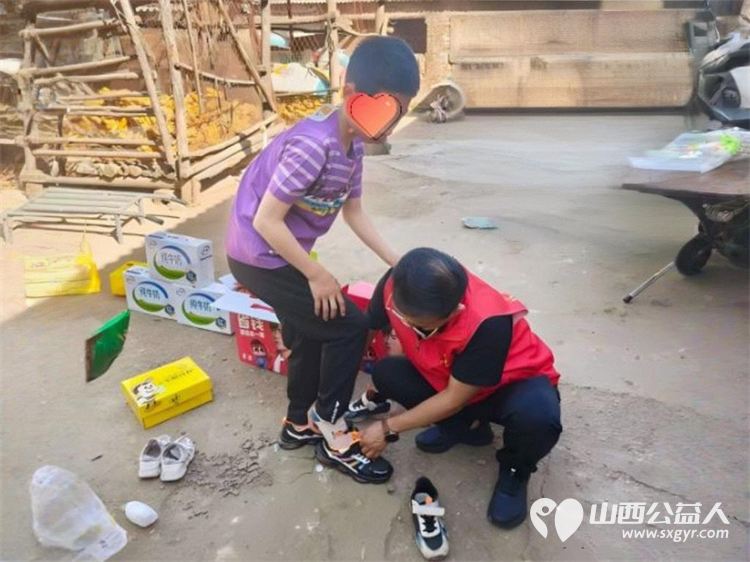 爱心传扬守望花开----忻州市爱心公益协会走进庄磨镇新社村为赵鸿宇、赵思雨、赵雨佳三名孩童送上节日关怀用温情陪伴守护他们的纯真童年 - 第21张 - 山西公益人 爱心传扬守望花开----忻州市爱心公益协会走进庄磨镇新社村为赵鸿宇、赵思雨、赵雨佳三名孩童送上节日关怀用温情陪伴守护他们的纯真童年 - 第21张