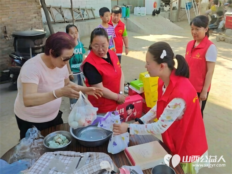 爱心传扬守望花开----忻州市爱心公益协会走进庄磨镇新社村为赵鸿宇、赵思雨、赵雨佳三名孩童送上节日关怀用温情陪伴守护他们的纯真童年 - 第4张 - 山西公益人 爱心传扬守望花开----忻州市爱心公益协会走进庄磨镇新社村为赵鸿宇、赵思雨、赵雨佳三名孩童送上节日关怀用温情陪伴守护他们的纯真童年 - 第4张