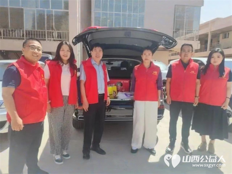 爱心传扬守望花开----忻州市爱心公益协会走进庄磨镇新社村为赵鸿宇、赵思雨、赵雨佳三名孩童送上节日关怀用温情陪伴守护他们的纯真童年 - 第3张 - 山西公益人 爱心传扬守望花开----忻州市爱心公益协会走进庄磨镇新社村为赵鸿宇、赵思雨、赵雨佳三名孩童送上节日关怀用温情陪伴守护他们的纯真童年 - 第3张