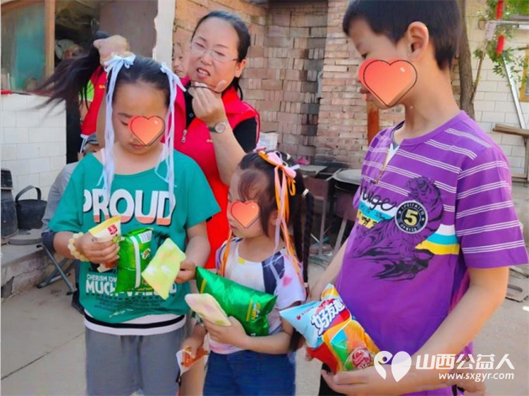 爱心传扬守望花开----忻州市爱心公益协会走进庄磨镇新社村为赵鸿宇、赵思雨、赵雨佳三名孩童送上节日关怀用温情陪伴守护他们的纯真童年 - 第12张 - 山西公益人 爱心传扬守望花开----忻州市爱心公益协会走进庄磨镇新社村为赵鸿宇、赵思雨、赵雨佳三名孩童送上节日关怀用温情陪伴守护他们的纯真童年 - 第12张