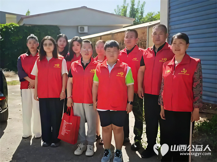 爱心传扬守望花开----忻州市爱心公益协会走进庄磨镇新社村为赵鸿宇、赵思雨、赵雨佳三名孩童送上节日关怀用温情陪伴守护他们的纯真童年 - 第2张 - 山西公益人 爱心传扬守望花开----忻州市爱心公益协会走进庄磨镇新社村为赵鸿宇、赵思雨、赵雨佳三名孩童送上节日关怀用温情陪伴守护他们的纯真童年 - 第2张