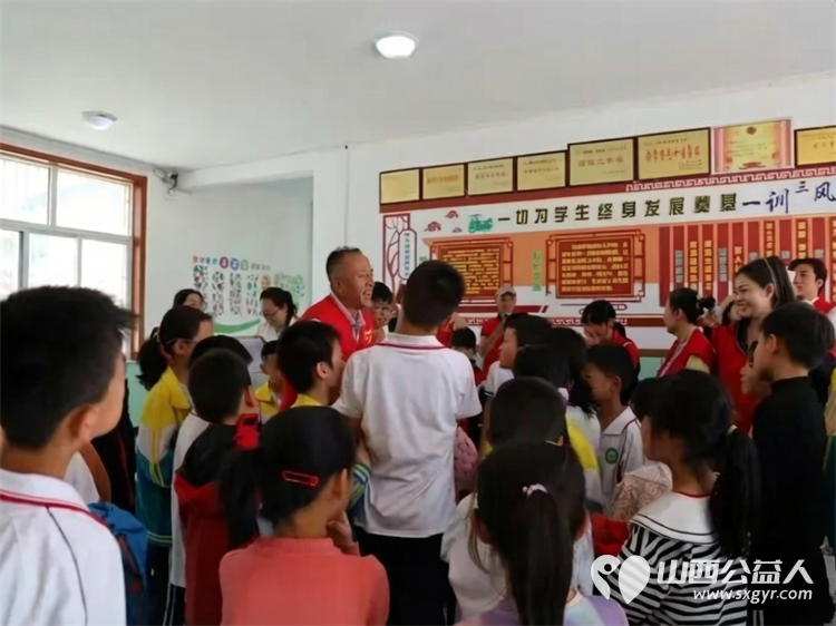 百里奔赴送温情爱心助学暖童心----偏关县兴瑞爱心公益协会开展校园捐赠活动携手爱心企业泰通石化为辖区六所乡镇学校的孩子们送上暖心物资 - 第3张 - 山西公益人 百里奔赴送温情爱心助学暖童心----偏关县兴瑞爱心公益协会开展校园捐赠活动携手爱心企业泰通石化为辖区六所乡镇学校的孩子们送上暖心物资 - 第3张