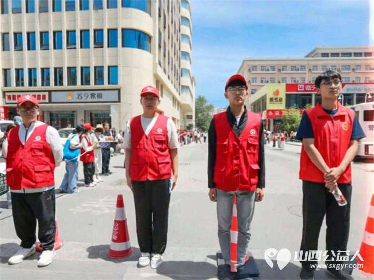 暖心助考助梦启航----6月7日临汾市文明交通志愿者协会组织273名志愿者奔赴各个考点开展爱心护考志愿服务用暖心行动为广大考生保驾护航 - 第6张 - 山西公益人 暖心助考助梦启航----6月7日临汾市文明交通志愿者协会组织273名志愿者奔赴各个考点开展爱心护考志愿服务用暖心行动为广大考生保驾护航 - 第6张