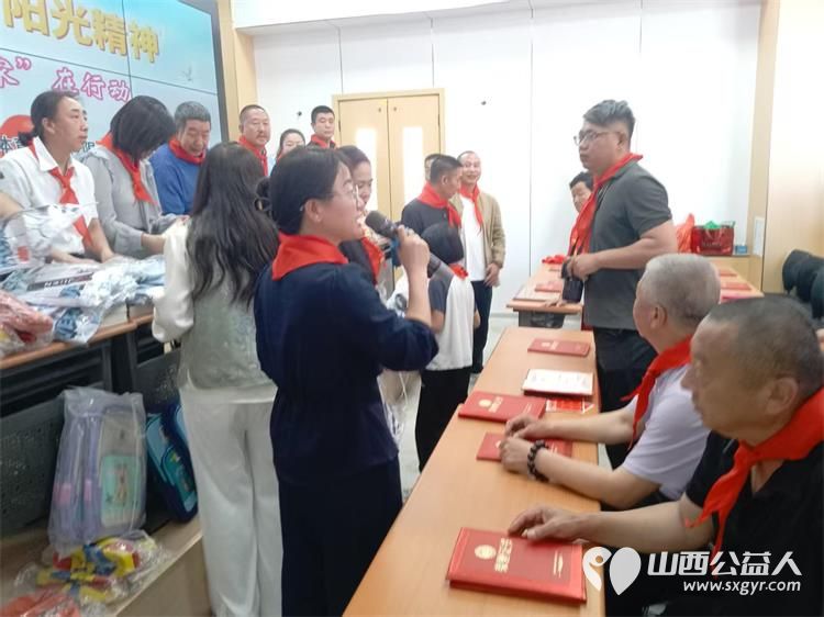 学习雷锋·阳光精神 让爱回家在行动 山西好人张小义携山西弘武百家联合体育健身有限公司为清徐县徐沟中心小学校25名困境儿童筹备了专属爱心物资让爱心永不散场 - 第12张