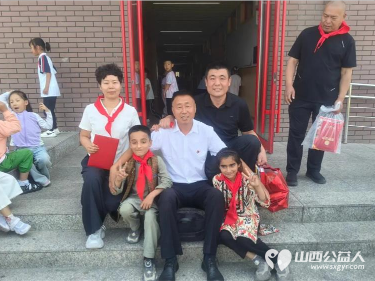 学习雷锋·阳光精神 让爱回家在行动 山西好人张小义携山西弘武百家联合体育健身有限公司为清徐县徐沟中心小学校25名困境儿童筹备了专属爱心物资让爱心永不散场 - 第16张