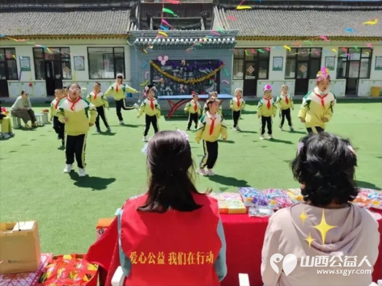 公益暖童心六一伴成长----忻州市爱心公益协会情系深山小学走进五台山杨柏峪小学与全校师生共庆六一将满载善意的文具体育用品零食爱心物资悉数送达校园 - 第21张 - 山西公益人 公益暖童心六一伴成长----忻州市爱心公益协会情系深山小学走进五台山杨柏峪小学与全校师生共庆六一将满载善意的文具体育用品零食爱心物资悉数送达校园 - 第21张
