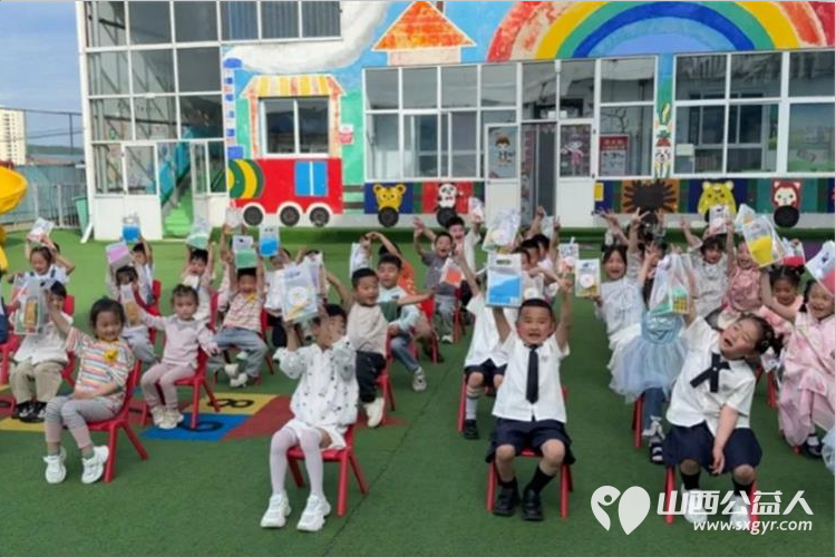 晋城市慈善总会携手安晟置业走进陵川城内小学开展公益捐赠活动捐赠精美节日礼物为教师捐赠夏凉被校方也向爱心企业赠送锦旗双向定格校企慈善帮扶的温暖瞬间 - 第2张