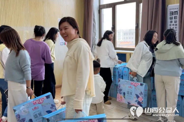 晋城市慈善总会携手安晟置业走进陵川城内小学开展公益捐赠活动捐赠精美节日礼物为教师捐赠夏凉被校方也向爱心企业赠送锦旗双向定格校企慈善帮扶的温暖瞬间 - 第3张