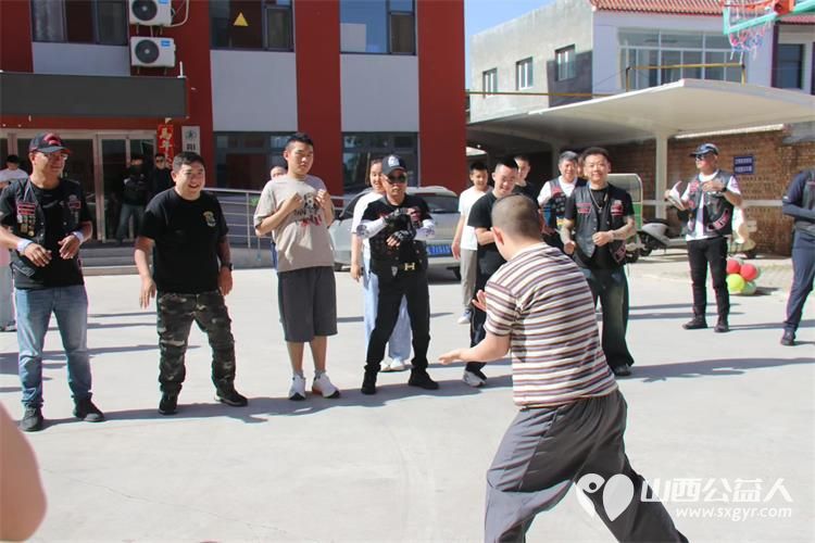 感谢万里骑士俱乐部太原分会的爱心人士在六一之际走进太原市灵星康复中心为孩子们捐赠各种生活学习和康复物资 - 第5张 - 山西公益人 感谢万里骑士俱乐部太原分会的爱心人士在六一之际走进太原市灵星康复中心为孩子们捐赠各种生活学习和康复物资 - 第5张