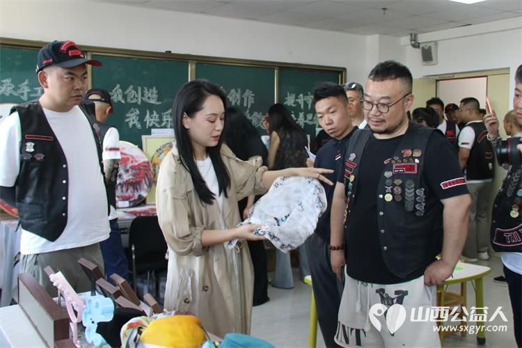 感谢万里骑士俱乐部太原分会的爱心人士在六一之际走进太原市灵星康复中心为孩子们捐赠各种生活学习和康复物资 - 第3张 - 山西公益人 感谢万里骑士俱乐部太原分会的爱心人士在六一之际走进太原市灵星康复中心为孩子们捐赠各种生活学习和康复物资 - 第3张