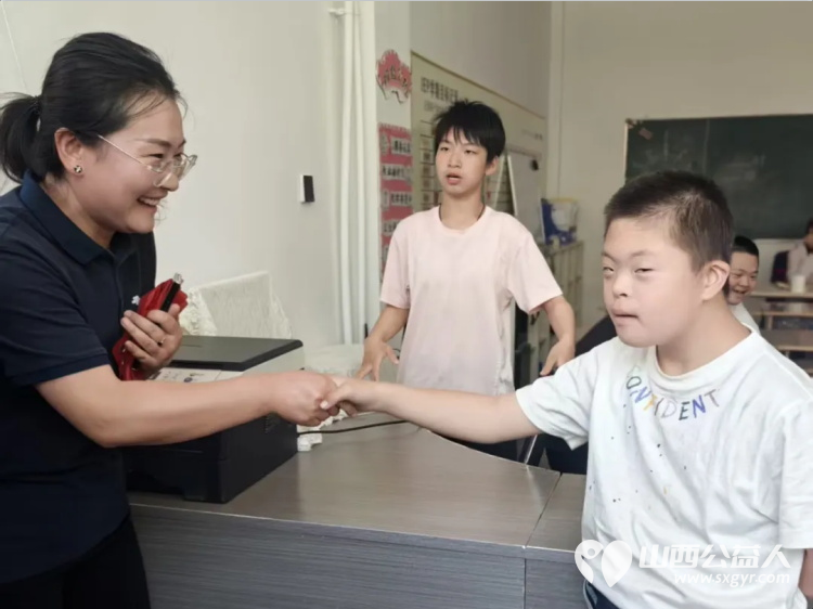 政企联动献爱心温情助残践初心----朔城区联通公司携手《经济》杂志山西运营中心走进朔州慧灵尚德乐智障服务中心开展联合慰问活动送去米面粮油生活用品等慰问物资 - 第4张 - 山西公益人 政企联动献爱心温情助残践初心----朔城区联通公司携手《经济》杂志山西运营中心走进朔州慧灵尚德乐智障服务中心开展联合慰问活动送去米面粮油生活用品等慰问物资 - 第4张