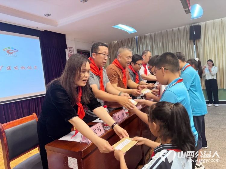 阳泉市义工联合会2026年七色阳光助学金阳泉矿区发放仪式在刘家垴小学举行资助21名阳泉市矿区籍学生14700元当天为他们发放了助学金 - 第12张 - 山西公益人 阳泉市义工联合会2026年七色阳光助学金阳泉矿区发放仪式在刘家垴小学举行资助21名阳泉市矿区籍学生14700元当天为他们发放了助学金 - 第12张