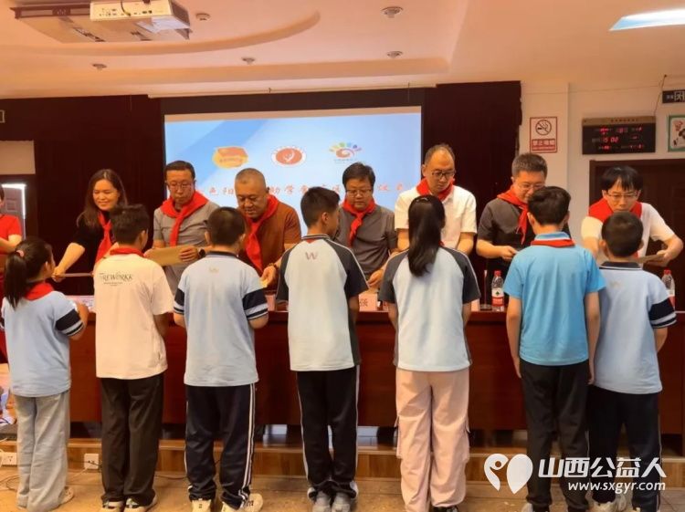 阳泉市义工联合会2026年七色阳光助学金阳泉矿区发放仪式在刘家垴小学举行资助21名阳泉市矿区籍学生14700元当天为他们发放了助学金 - 第13张 - 山西公益人 阳泉市义工联合会2026年七色阳光助学金阳泉矿区发放仪式在刘家垴小学举行资助21名阳泉市矿区籍学生14700元当天为他们发放了助学金 - 第13张