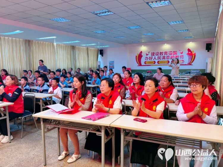 阳泉市义工联合会2026年七色阳光助学金阳泉矿区发放仪式在刘家垴小学举行资助21名阳泉市矿区籍学生14700元当天为他们发放了助学金 - 第21张 - 山西公益人 阳泉市义工联合会2026年七色阳光助学金阳泉矿区发放仪式在刘家垴小学举行资助21名阳泉市矿区籍学生14700元当天为他们发放了助学金 - 第21张