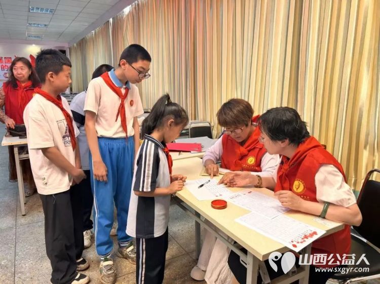 阳泉市义工联合会2026年七色阳光助学金阳泉矿区发放仪式在刘家垴小学举行资助21名阳泉市矿区籍学生14700元当天为他们发放了助学金 - 第20张 - 山西公益人 阳泉市义工联合会2026年七色阳光助学金阳泉矿区发放仪式在刘家垴小学举行资助21名阳泉市矿区籍学生14700元当天为他们发放了助学金 - 第20张