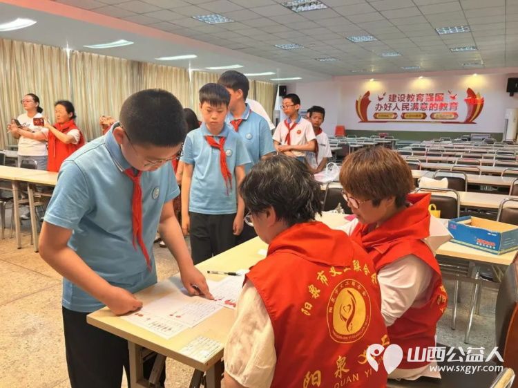 阳泉市义工联合会2026年七色阳光助学金阳泉矿区发放仪式在刘家垴小学举行资助21名阳泉市矿区籍学生14700元当天为他们发放了助学金 - 第18张 - 山西公益人 阳泉市义工联合会2026年七色阳光助学金阳泉矿区发放仪式在刘家垴小学举行资助21名阳泉市矿区籍学生14700元当天为他们发放了助学金 - 第18张