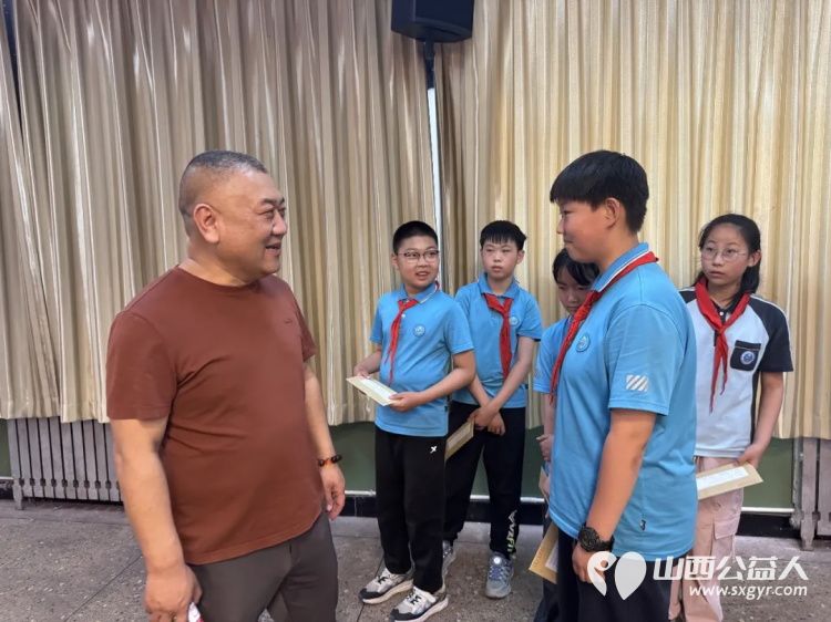 阳泉市义工联合会2026年七色阳光助学金阳泉矿区发放仪式在刘家垴小学举行资助21名阳泉市矿区籍学生14700元当天为他们发放了助学金 - 第19张 - 山西公益人 阳泉市义工联合会2026年七色阳光助学金阳泉矿区发放仪式在刘家垴小学举行资助21名阳泉市矿区籍学生14700元当天为他们发放了助学金 - 第19张
