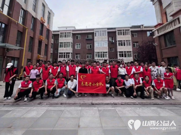 太原市志愿者小分队在高考前一天帮助解答考生问题提前为考生和家长储备高考用水 - 第1张 - 山西公益人 太原市志愿者小分队在高考前一天帮助解答考生问题提前为考生和家长储备高考用水 - 第1张