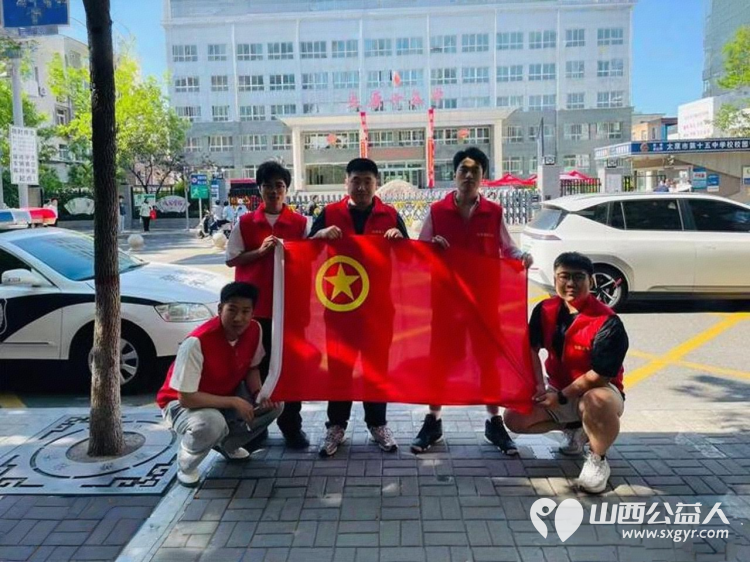 太原市志愿者小分队在高考前一天帮助解答考生问题提前为考生和家长储备高考用水 - 第2张 - 山西公益人 太原市志愿者小分队在高考前一天帮助解答考生问题提前为考生和家长储备高考用水 - 第2张