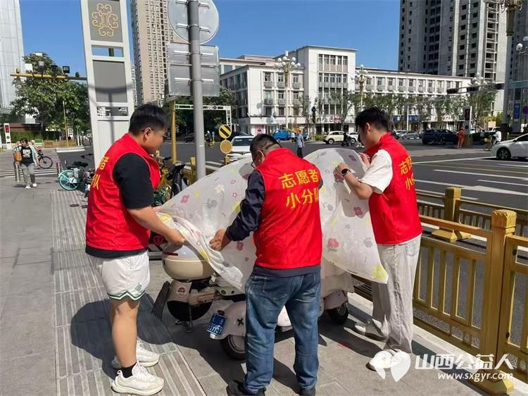 太原市志愿者小分队在高考前一天帮助解答考生问题提前为考生和家长储备高考用水 - 第7张 - 山西公益人 太原市志愿者小分队在高考前一天帮助解答考生问题提前为考生和家长储备高考用水 - 第7张