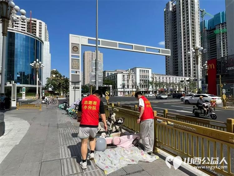 太原市志愿者小分队在高考前一天帮助解答考生问题提前为考生和家长储备高考用水 - 第6张 - 山西公益人 太原市志愿者小分队在高考前一天帮助解答考生问题提前为考生和家长储备高考用水 - 第6张