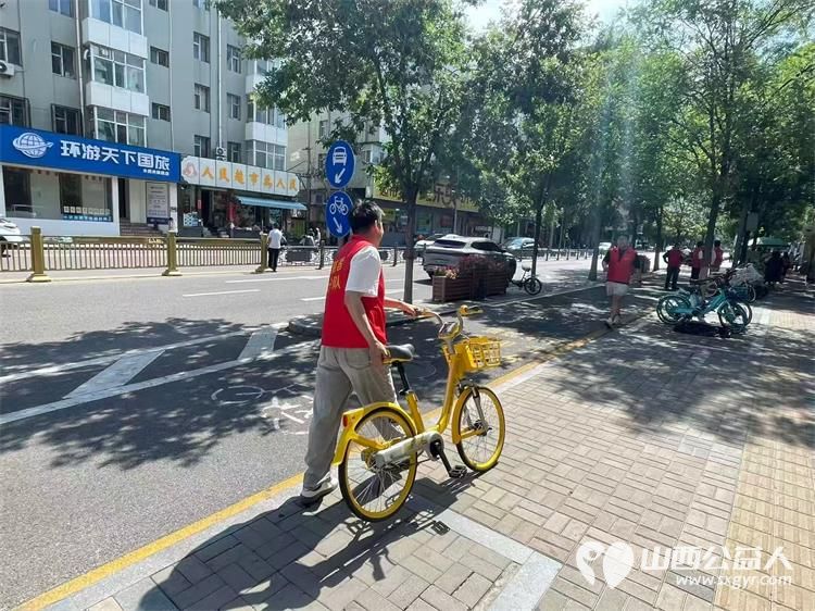 太原市志愿者小分队在高考前一天帮助解答考生问题提前为考生和家长储备高考用水 - 第8张 - 山西公益人 太原市志愿者小分队在高考前一天帮助解答考生问题提前为考生和家长储备高考用水 - 第8张