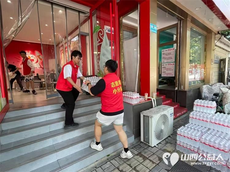 太原市志愿者小分队在高考前一天帮助解答考生问题提前为考生和家长储备高考用水 - 第4张 - 山西公益人 太原市志愿者小分队在高考前一天帮助解答考生问题提前为考生和家长储备高考用水 - 第4张