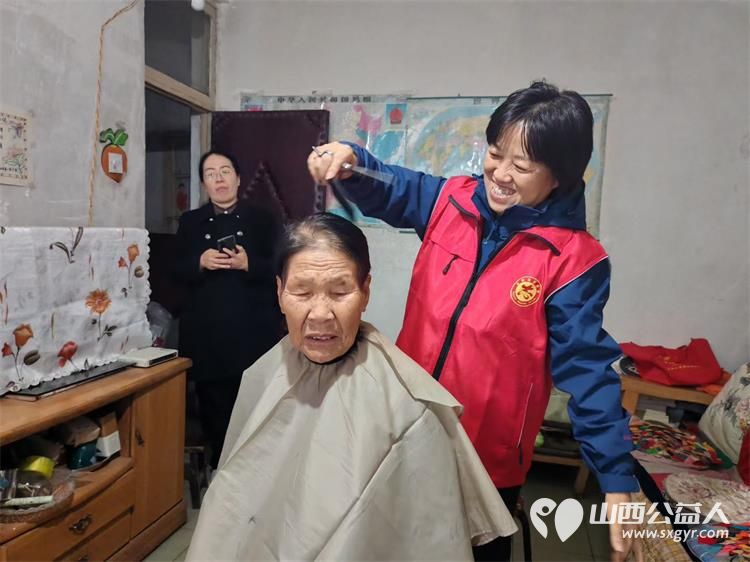 太原市杏花岭区杏花红志愿服务中心组织志愿者服务孤寡老人义务理发义务剪指甲泡脚 - 第8张 - 山西公益人 太原市杏花岭区杏花红志愿服务中心组织志愿者服务孤寡老人义务理发义务剪指甲泡脚 - 第8张