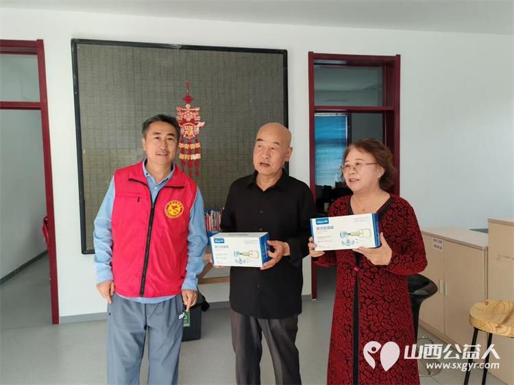 太原市杏花岭区杏花红志愿服务中心组织志愿者服务孤寡老人义务理发义务剪指甲泡脚 - 第1张 - 山西公益人 太原市杏花岭区杏花红志愿服务中心组织志愿者服务孤寡老人义务理发义务剪指甲泡脚 - 第1张