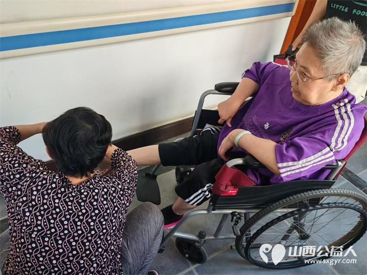 太原市杏花岭区杏花红志愿服务中心组织志愿者服务孤寡老人义务理发义务剪指甲泡脚 - 第10张 - 山西公益人 太原市杏花岭区杏花红志愿服务中心组织志愿者服务孤寡老人义务理发义务剪指甲泡脚 - 第10张