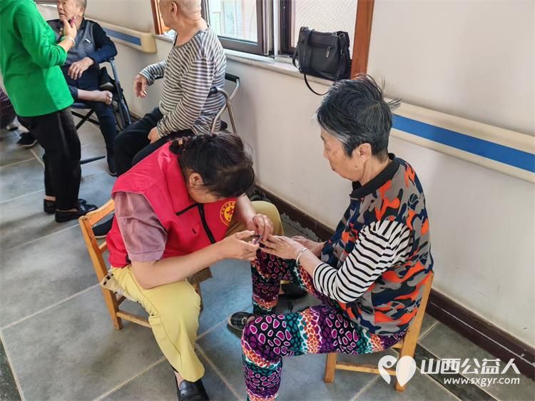 太原市杏花岭区杏花红志愿服务中心组织志愿者服务孤寡老人义务理发义务剪指甲泡脚 - 第23张 - 山西公益人 太原市杏花岭区杏花红志愿服务中心组织志愿者服务孤寡老人义务理发义务剪指甲泡脚 - 第23张
