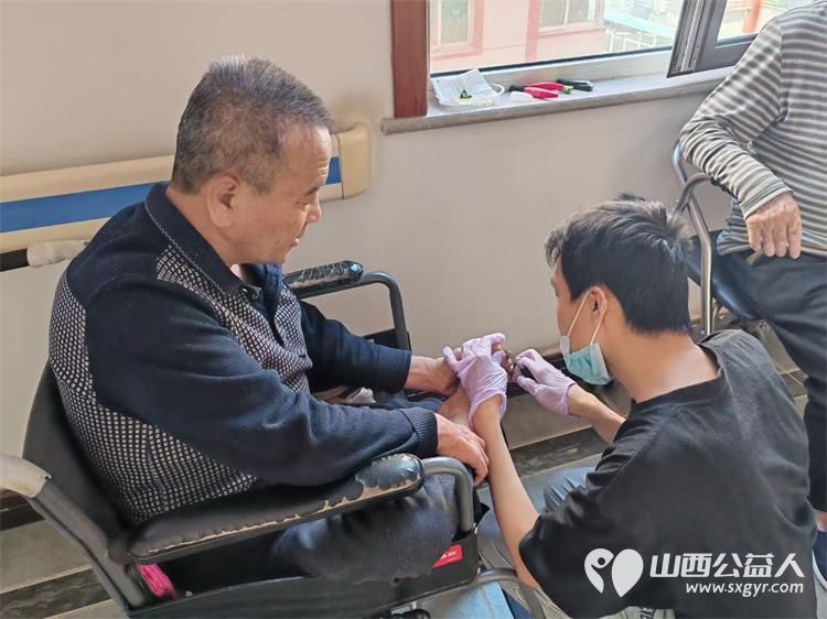 太原市杏花岭区杏花红志愿服务中心组织志愿者服务孤寡老人义务理发义务剪指甲泡脚 - 第11张 - 山西公益人 太原市杏花岭区杏花红志愿服务中心组织志愿者服务孤寡老人义务理发义务剪指甲泡脚 - 第11张